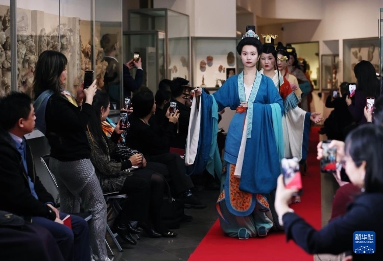 3月13日，在位于法國(guó)巴黎的吉美國(guó)立亞洲藝術(shù)博物館，模特展示敦煌復(fù)原服飾。新華社記者 高靜 攝