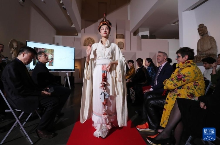 3月13日，在位于法國(guó)巴黎的吉美國(guó)立亞洲藝術(shù)博物館，模特展示敦煌復(fù)原服飾。新華社記者 高靜 攝