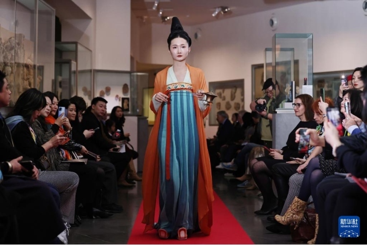 3月13日，在位于法國(guó)巴黎的吉美國(guó)立亞洲藝術(shù)博物館，模特展示敦煌復(fù)原服飾。新華社記者 高靜 攝