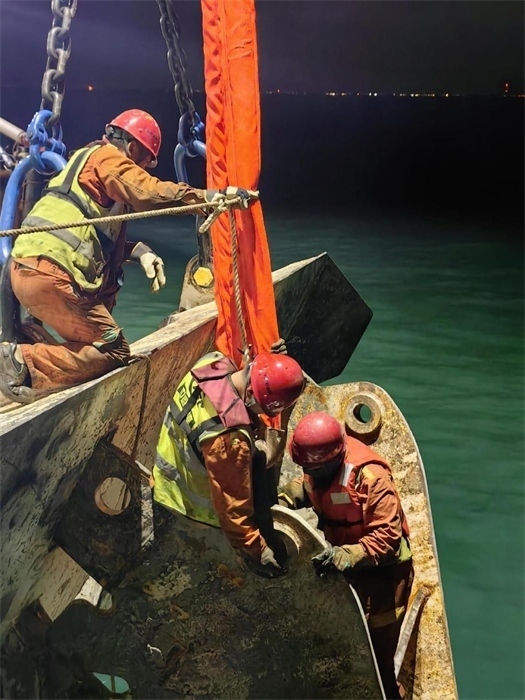工作人員正在修理橫移錨纜。 “天鯤號(hào)”供圖