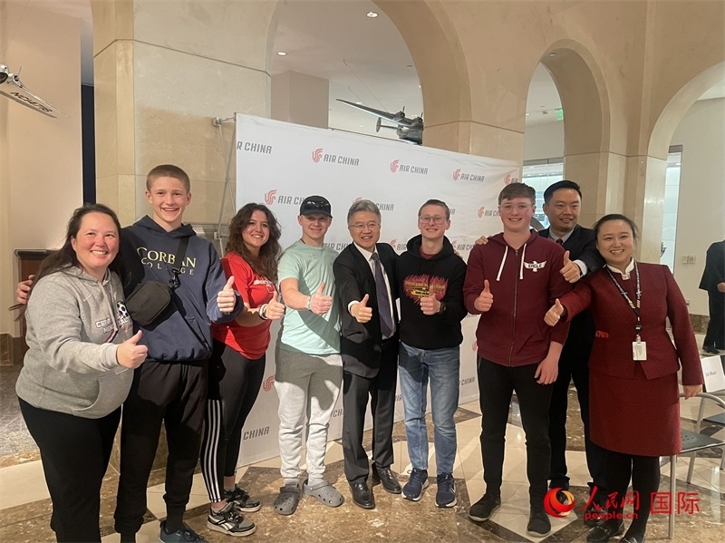 師生們出發(fā)前與國航工作人員合影留念。人民網(wǎng)記者 鄧圩攝