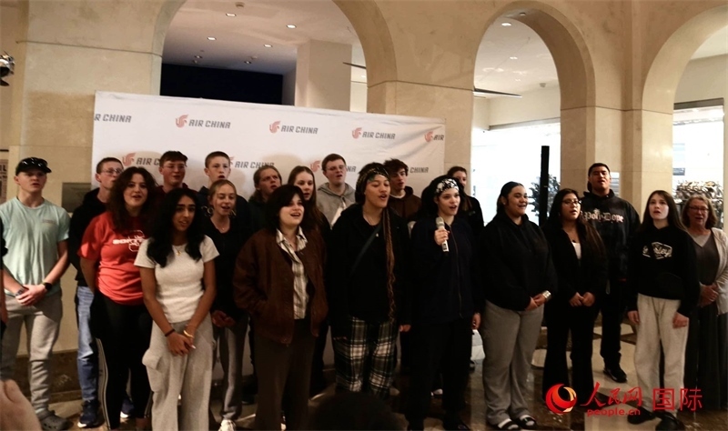 全體美國高中生合唱《希望的田野》。人民網(wǎng)記者 鄧圩攝