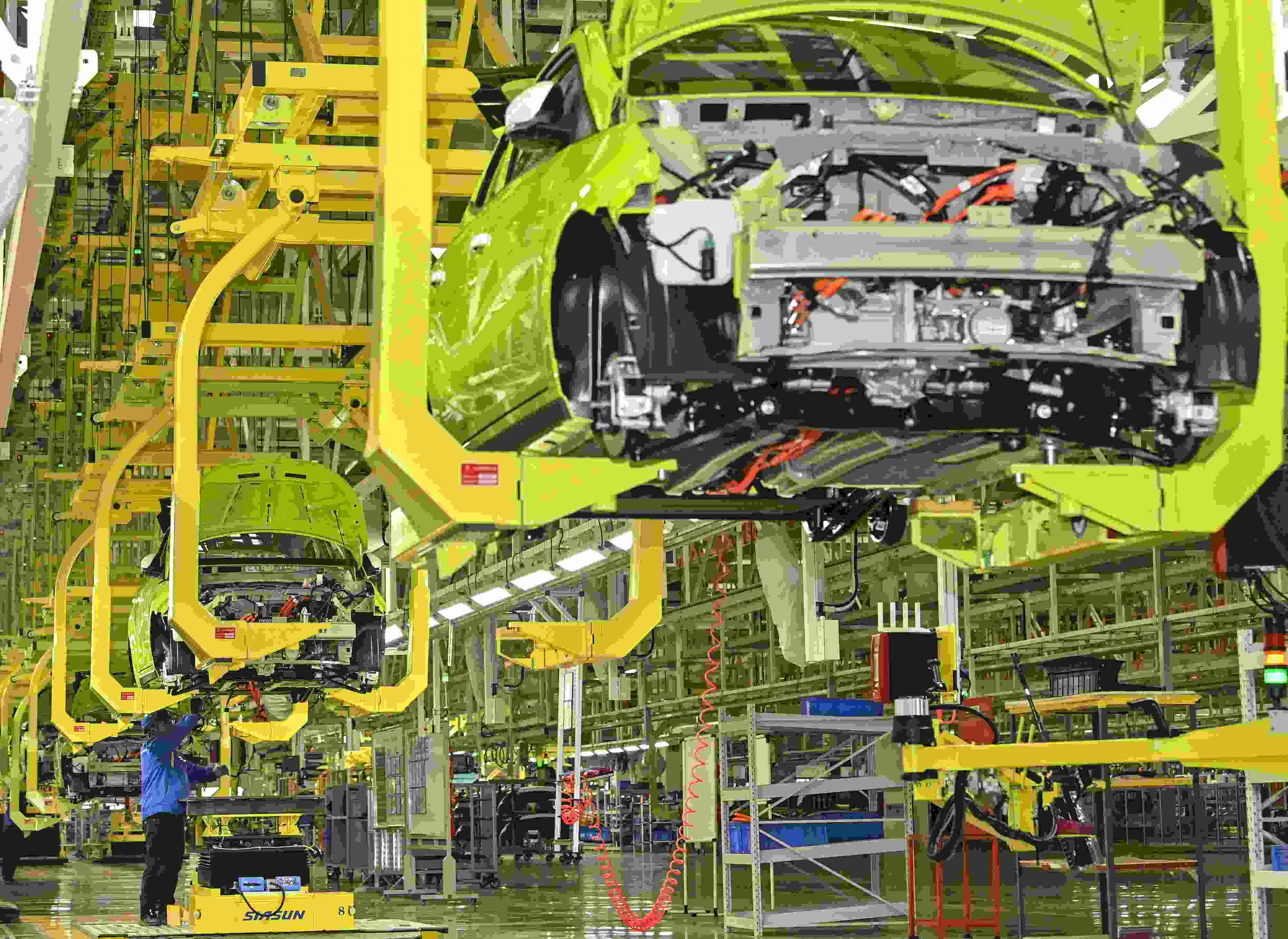 △ 2024年2月27日，一家新能源汽車公司的總裝車間生產(chǎn)線上，工人正在加緊生產(chǎn)趕訂單。