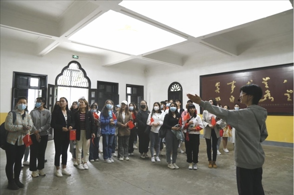 2021年5月20日，少數(shù)民族學(xué)生在湖南第一師范學(xué)院進(jìn)行紅色研學(xué)活動(dòng)，共同追尋那段紅色歲月的足跡。