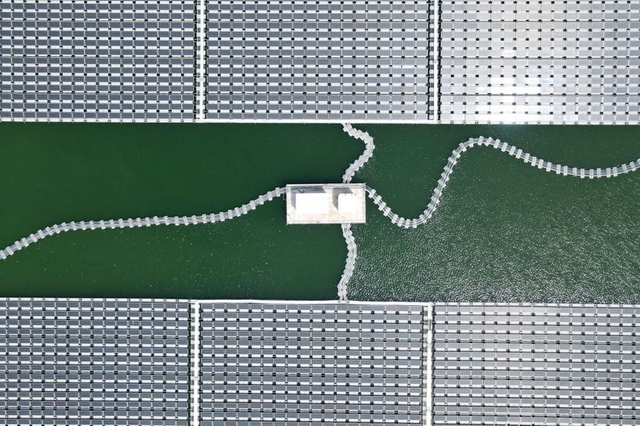 2022年8月25日拍攝的潁上縣毛圩水上光伏電站（無人機照片）。近年來，安徽省阜陽市潁上縣古城鎮(zhèn)積極推進采煤沉陷區(qū)治理工作，將昔日的采煤沉陷區(qū)建設(shè)成水上光伏電站，既減少占用土地面積，又能生產(chǎn)清潔能源。