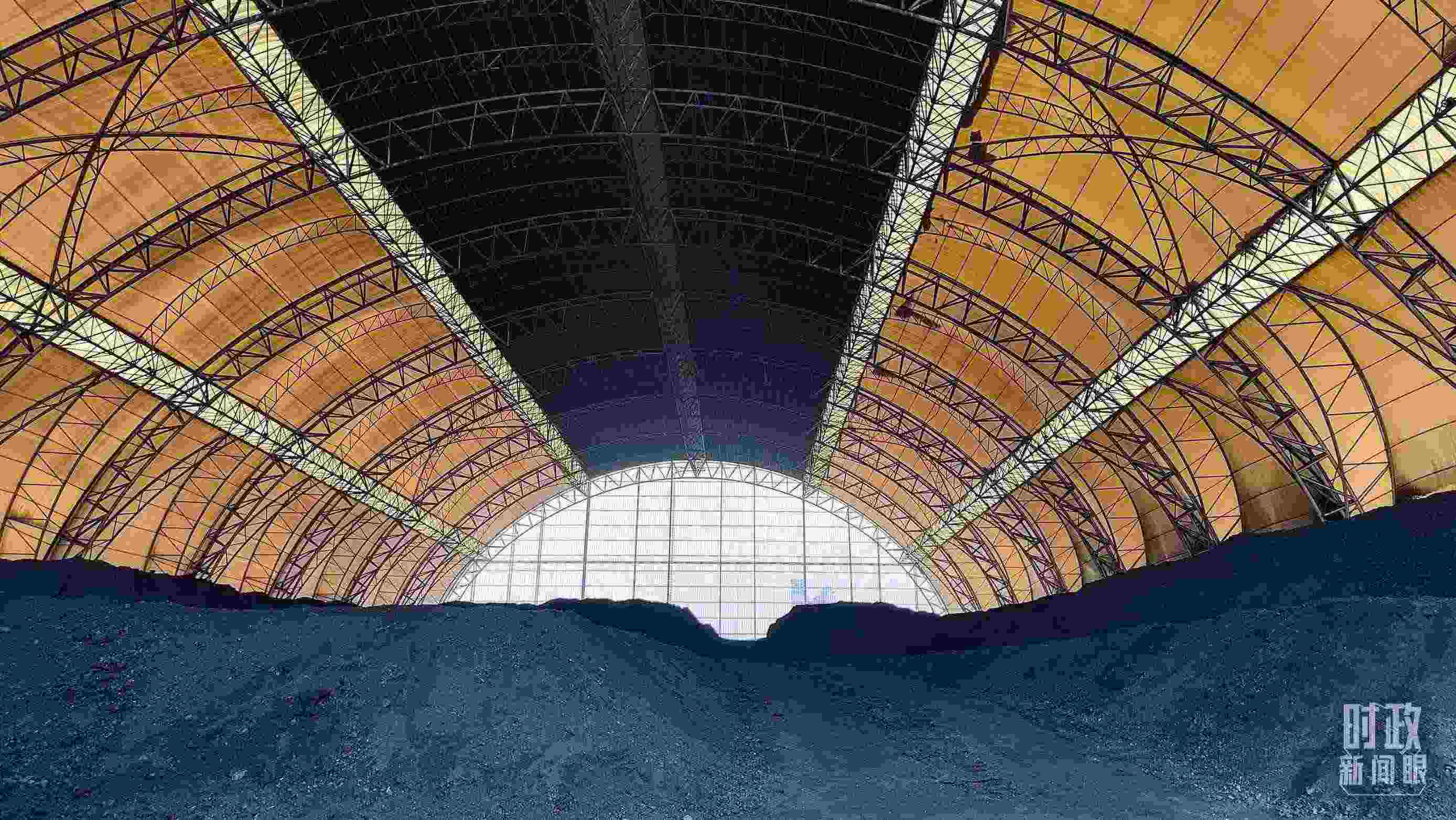 山西瑞光熱電有限責(zé)任公司儲(chǔ)煤場(chǎng)。2022年1月，習(xí)近平來到這里察看煤場(chǎng)儲(chǔ)煤情況。（總臺(tái)央視記者楊立峰拍攝）