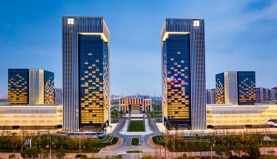 這是2019年3月13日拍攝的位于安徽合肥的中國聲谷產(chǎn)業(yè)園（無人機照片）。截至2024年，中國聲谷入駐企業(yè)超過2000戶，年產(chǎn)值超過2000億元，形成以智能語音及人工智能產(chǎn)業(yè)為核心的新一代信息技術(shù)產(chǎn)業(yè)集群。