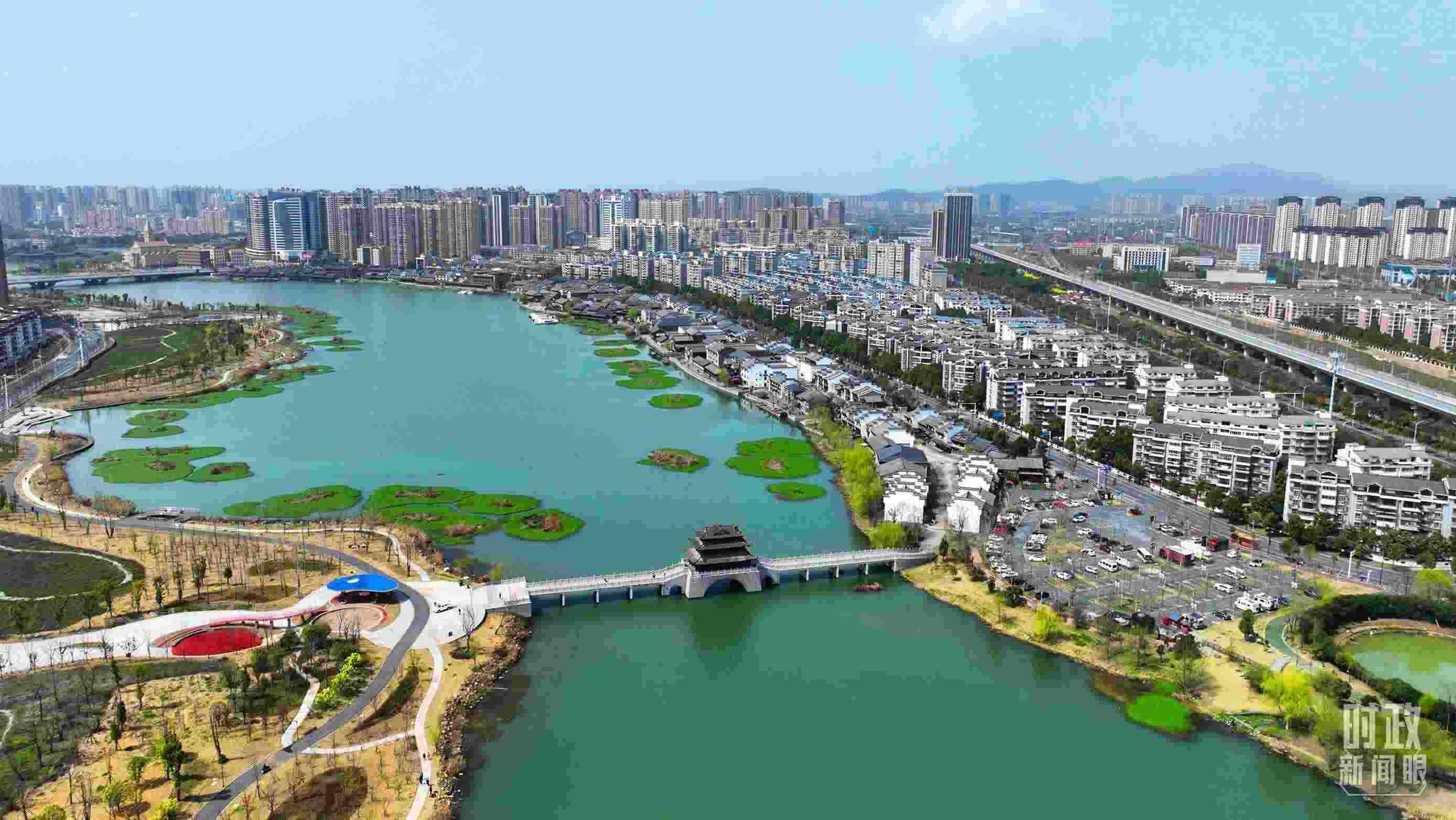 湖南常德。此次座談會(huì)前，習(xí)近平在長(zhǎng)沙、常德兩地實(shí)地考察。（總臺(tái)央視記者范凱拍攝）