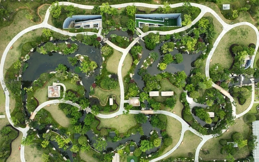 這是2023年6月15日拍攝的以“地上花園+地下治污”設(shè)計理念建設(shè)的九江市雙溪公園（無人機照片）。近年來，江西省九江市啟動中心城區(qū)水環(huán)境綜合整治工程，通過地下污水治理、岸線生態(tài)修復(fù)、興建“公園式”污水處理廠、城市智慧管網(wǎng)管控等措施，改善水環(huán)境，城市面貌煥然一新。