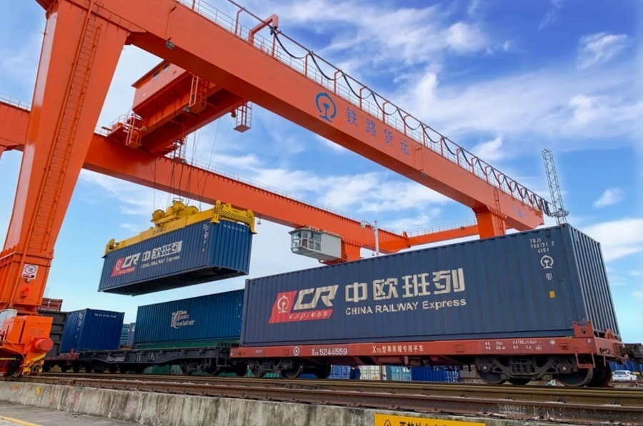 2022年4月29日，在鐵路合肥北站物流基地集裝箱作業(yè)區(qū)，龍門吊吊裝準備發(fā)運的中歐班列集裝箱。