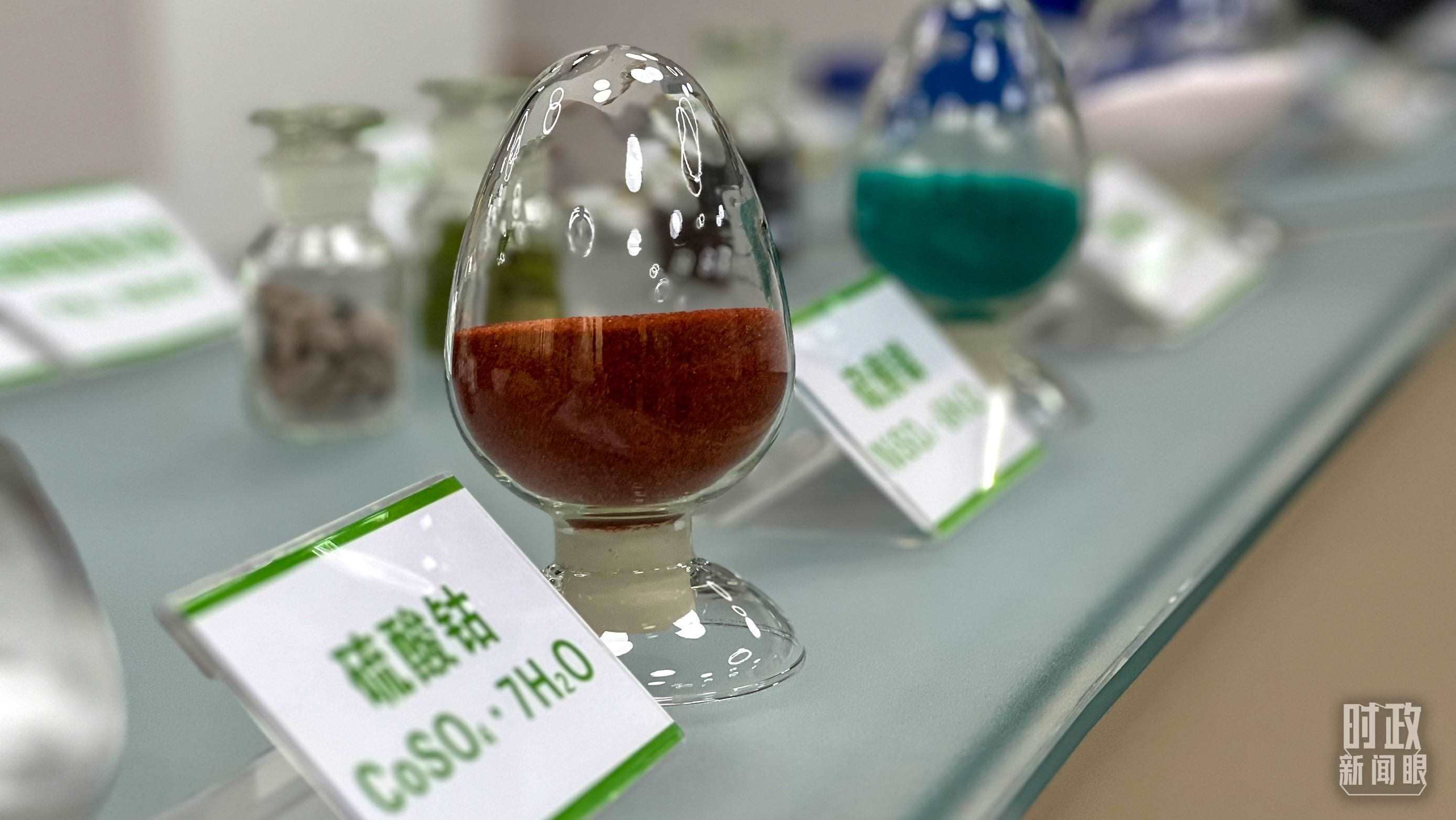 △巴斯夫杉杉電池材料有限公司的產(chǎn)品展示。（總臺央視記者李煒拍攝）