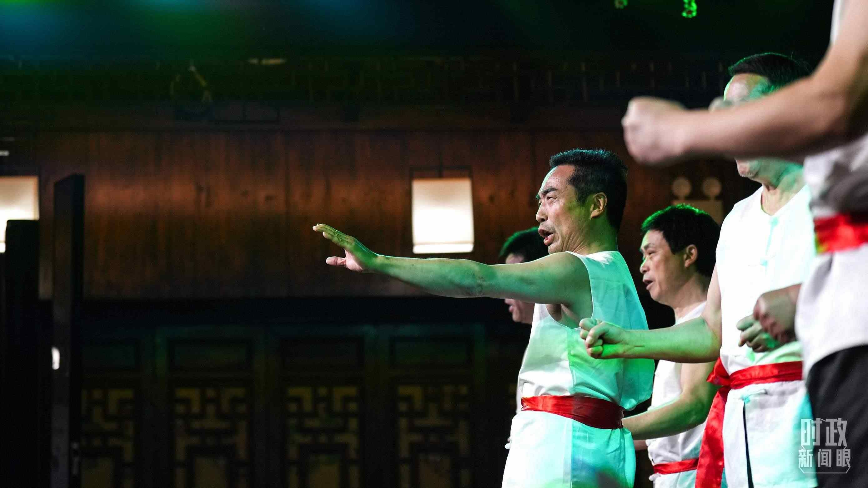 △常德河街，鴛鴦走馬樓上演常德高腔《穆桂英掛帥》和澧水船工號子。（總臺央視記者許永松、國廣記者李晉拍攝）