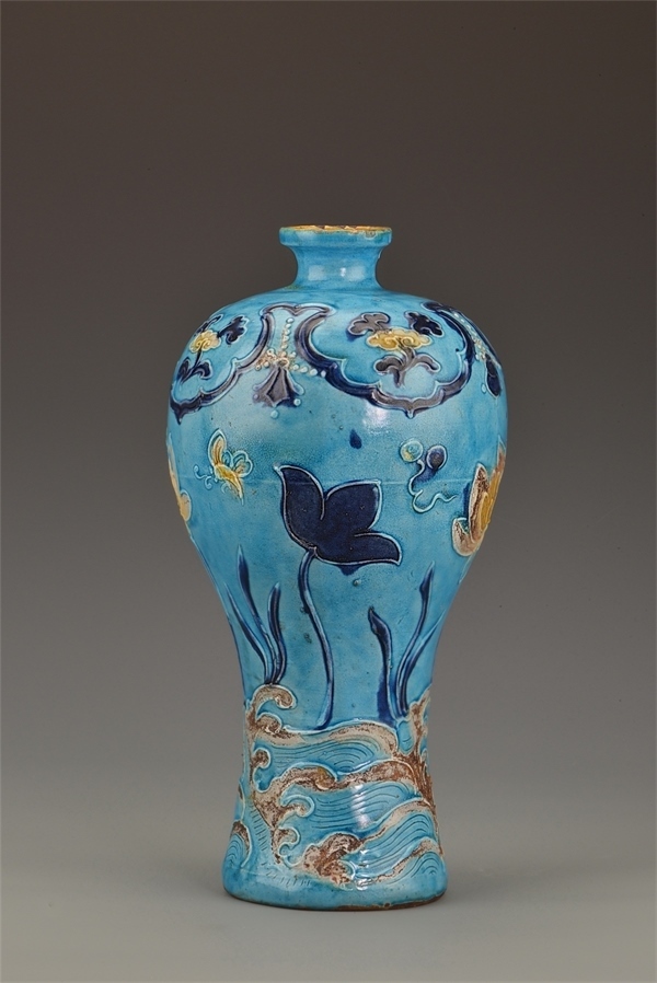 一號沉船出水的琺華彩蓮紋梅瓶。中國文物報社供圖