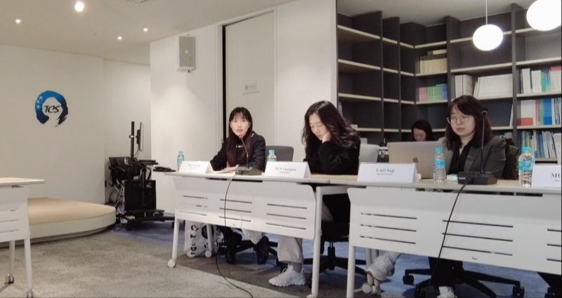 記者（左一）在交流活動上，以加強(qiáng)中日韓三國經(jīng)濟(jì)合作、增進(jìn)三國民眾相互理解為主題發(fā)表演講。權(quán)小星攝