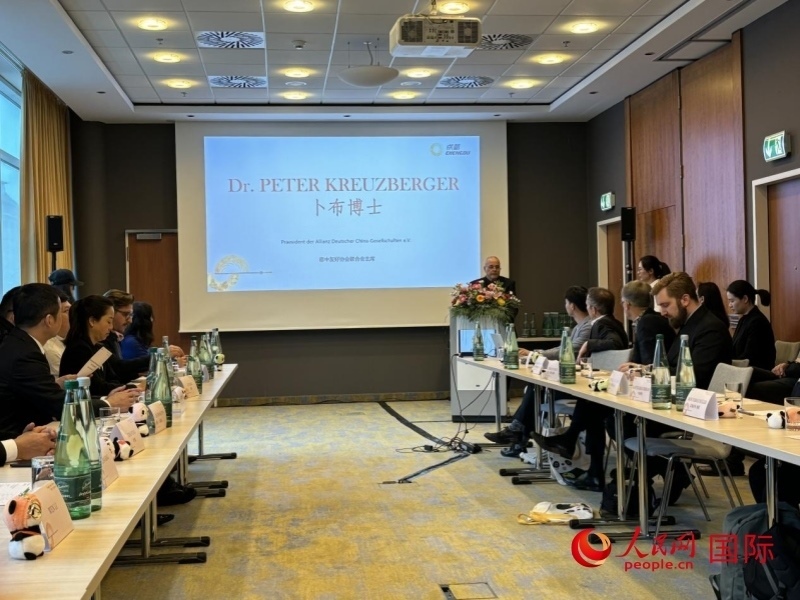 在成都文化旅游（柏林）推介座談會(huì)上，德中友好協(xié)會(huì)聯(lián)合會(huì)主席卜布致辭。人民網(wǎng)記者張慧中攝