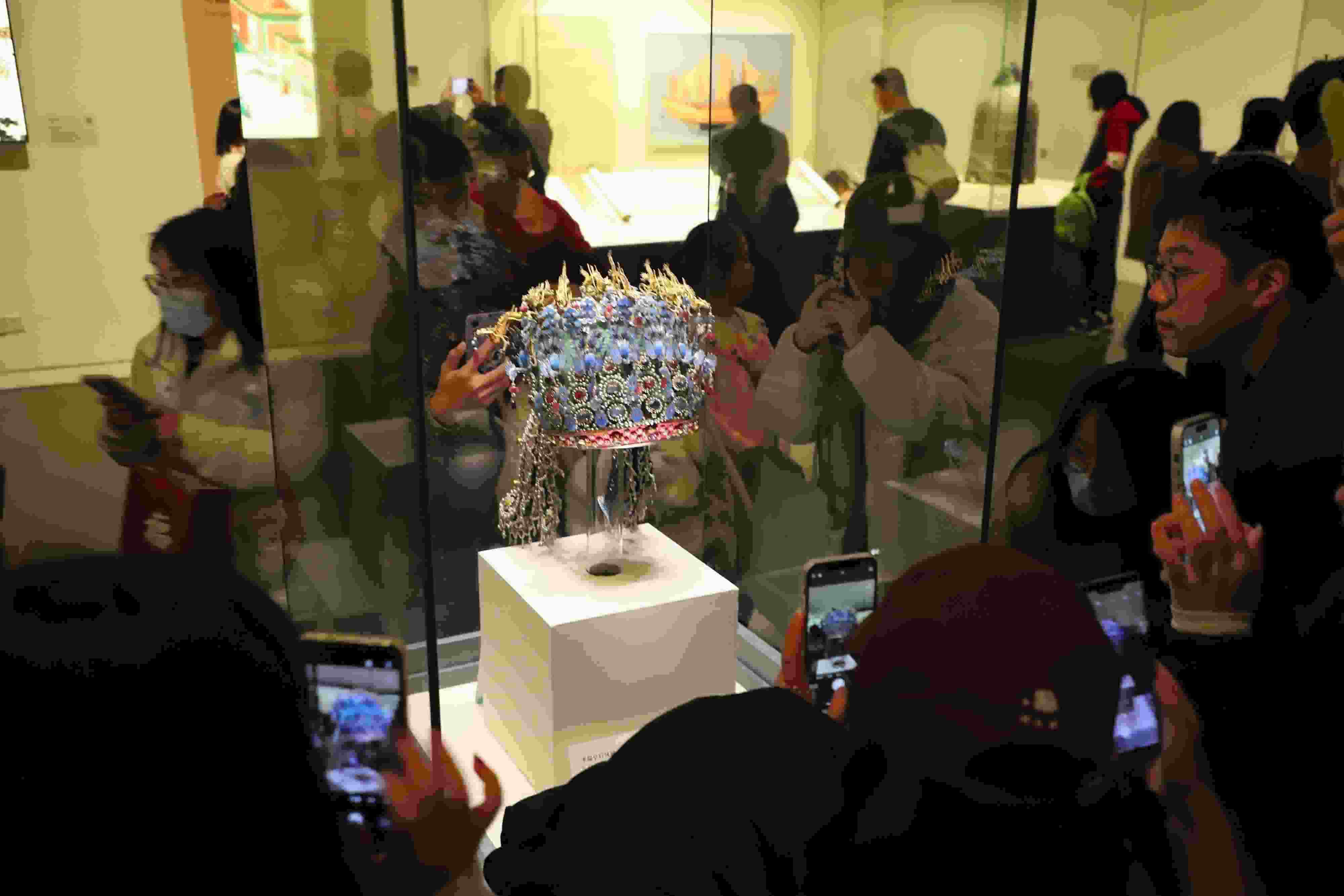 △ 2024年3月9日，北京，中國(guó)國(guó)家博物館，來(lái)自天南海北的游客在參觀藏品。
