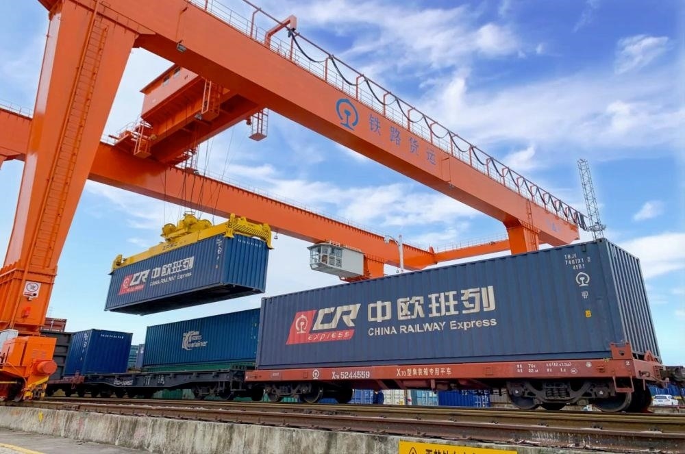 △2022年4月29日，在安徽合肥北站物流基地集裝箱作業(yè)區(qū)，準(zhǔn)備發(fā)運的中歐班列集裝箱。