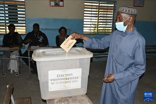 3月24日, 選民在塞內(nèi)加爾首都達喀爾的一處投票站投票。新華社發(fā)（登巴·蓋伊攝）