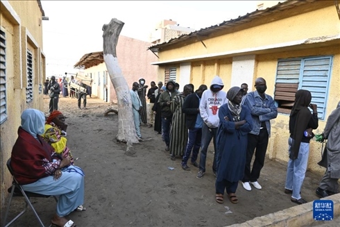 3月24日, 選民在塞內(nèi)加爾首都達喀爾的一處投票站前排隊。新華社發(fā)（登巴·蓋伊攝）