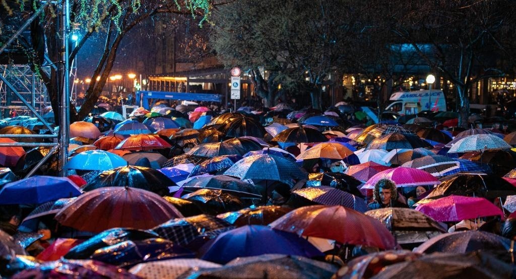 3月24日，在塞爾維亞南部城市普羅庫普列，人們參加北約轟炸南聯(lián)盟遇難者悼念儀式。新華社發(fā)（王韡攝）