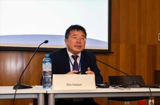 上海外國(guó)語(yǔ)大學(xué)國(guó)際文化交流學(xué)院副院長(zhǎng)朱建軍做專題講座。（秘魯天主教大學(xué)孔子學(xué)院供圖）