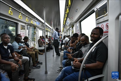 2月28日，在尼日利亞拉各斯，人們乘坐輕軌藍(lán)線列車。新華社記者 韓旭 攝