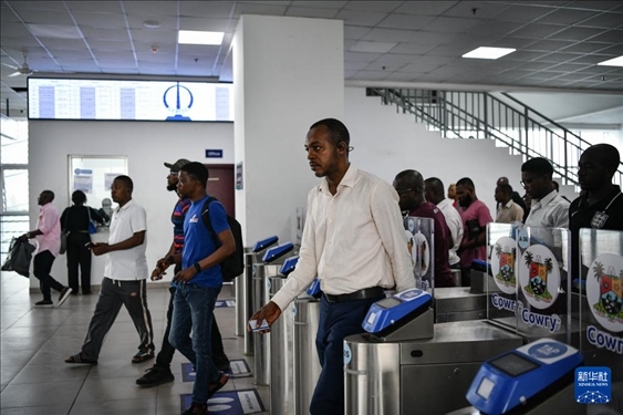 2月28日，在尼日利亞拉各斯，人們?cè)谳p軌藍(lán)線碼頭站刷卡出站。新華社記者 韓旭 攝