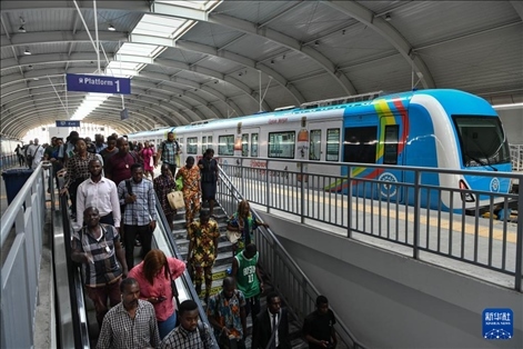 2月28日，在尼日利亞拉各斯，人們?cè)谳p軌藍(lán)線碼頭站下車出站。新華社記者 韓旭 攝