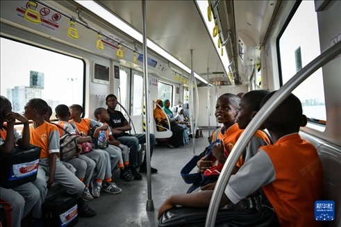 2月28日，在尼日利亞拉各斯，一所小學(xué)的學(xué)生們體驗(yàn)乘坐輕軌藍(lán)線列車。新華社記者 韓旭 攝