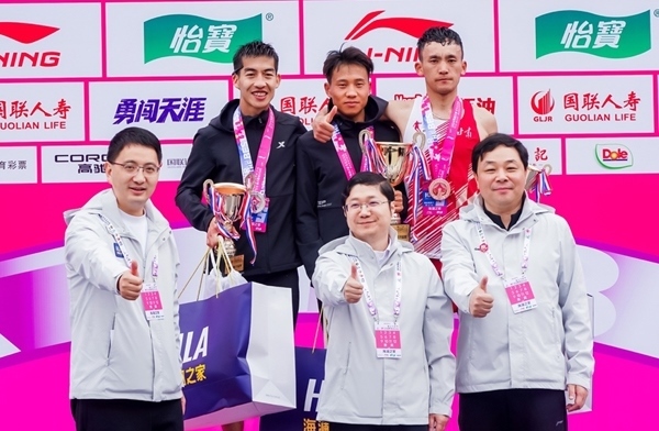 無(wú)錫市人民政府副秘書長(zhǎng)顧文龍，無(wú)錫市體育局黨組書記、副局長(zhǎng)楊宇華，海瀾集團(tuán)黨委副書記、副總裁江南共同為全國(guó)馬拉松錦標(biāo)賽（第一站）男子組前3名頒獎(jiǎng)。受訪者供圖