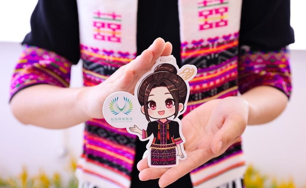 △2024年3月22日，博鰲機(jī)場工作人員展示“博鰲香”香氛卡片。