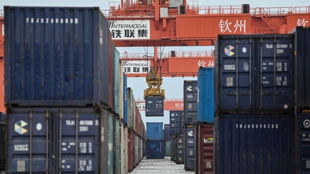 △2023年5月11日，在廣西欽州鐵路集裝箱中心站，塔吊在下卸集裝箱。近年來，在RCEP政策紅利推動(dòng)下，中國與東盟產(chǎn)業(yè)合作不斷深化，助力區(qū)域經(jīng)濟(jì)發(fā)展。