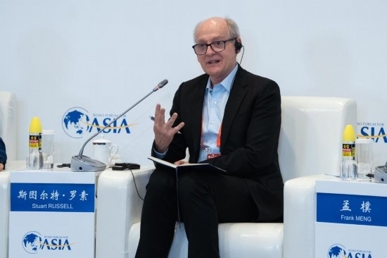 3月27日，《人工智能：現(xiàn)代方法》作者、加州大學(xué)伯克利分校計算機科學(xué)系教授斯圖爾特·羅素在分論壇上發(fā)言。新華社記者 曹夢瑤 攝