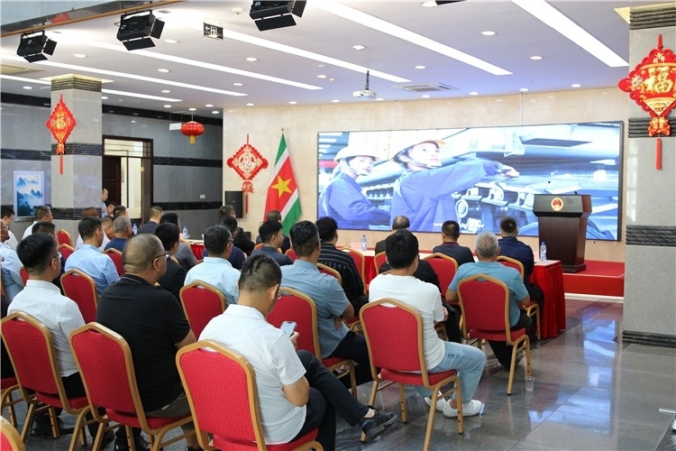 當(dāng)?shù)貢r(shí)間3月26日下午，中國(guó)品牌重型機(jī)械、載重車(chē)輛宣傳推介會(huì)在中國(guó)駐蘇里南大使館舉行。圖為宣介會(huì)現(xiàn)場(chǎng)。中國(guó)駐蘇里南大使館供圖