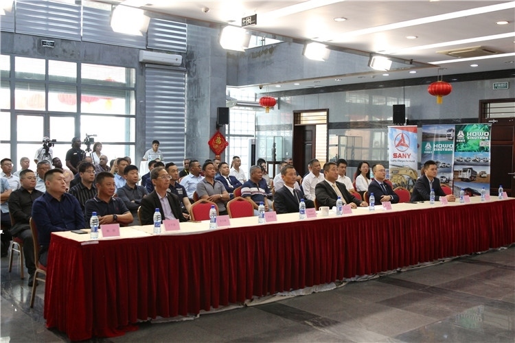 當(dāng)?shù)貢r(shí)間3月26日下午，中國(guó)品牌重型機(jī)械、載重車(chē)輛宣傳推介會(huì)在中國(guó)駐蘇里南大使館舉行。圖為宣介會(huì)現(xiàn)場(chǎng)。中國(guó)駐蘇里南大使館供圖