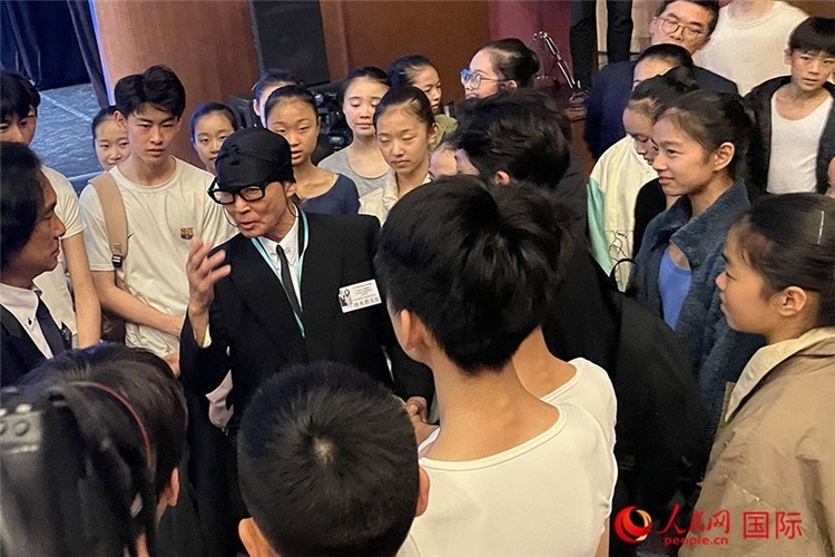松山芭蕾舞團總代表清水哲太郎與中央芭蕾舞團舞蹈學校的學生們交流。人民網(wǎng)記者 張麗婭攝