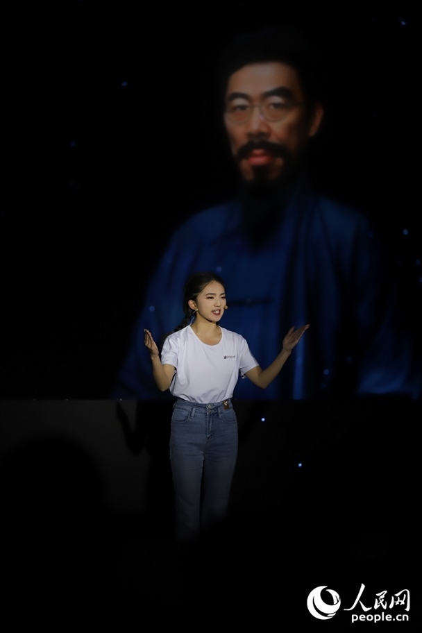 數(shù)字人“聞一多”與青年學生隔空對話。人民網(wǎng)記者 李發(fā)興攝