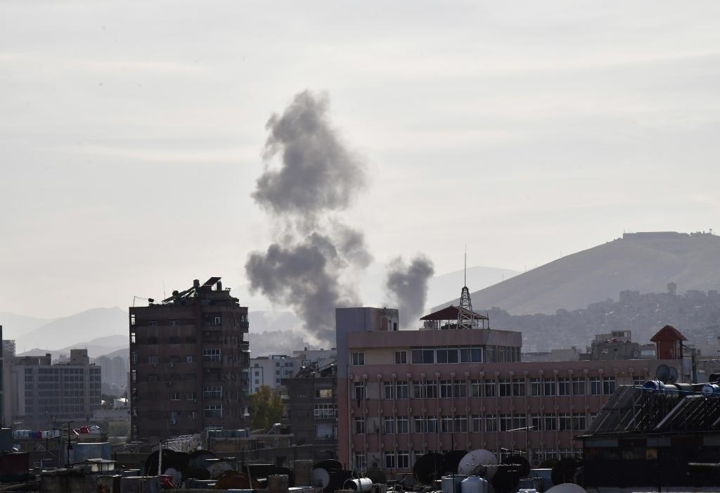 這是4月1日在敘利亞首都大馬士革拍攝的爆炸后升起的濃煙。新華社發(fā)（阿瑪爾攝）