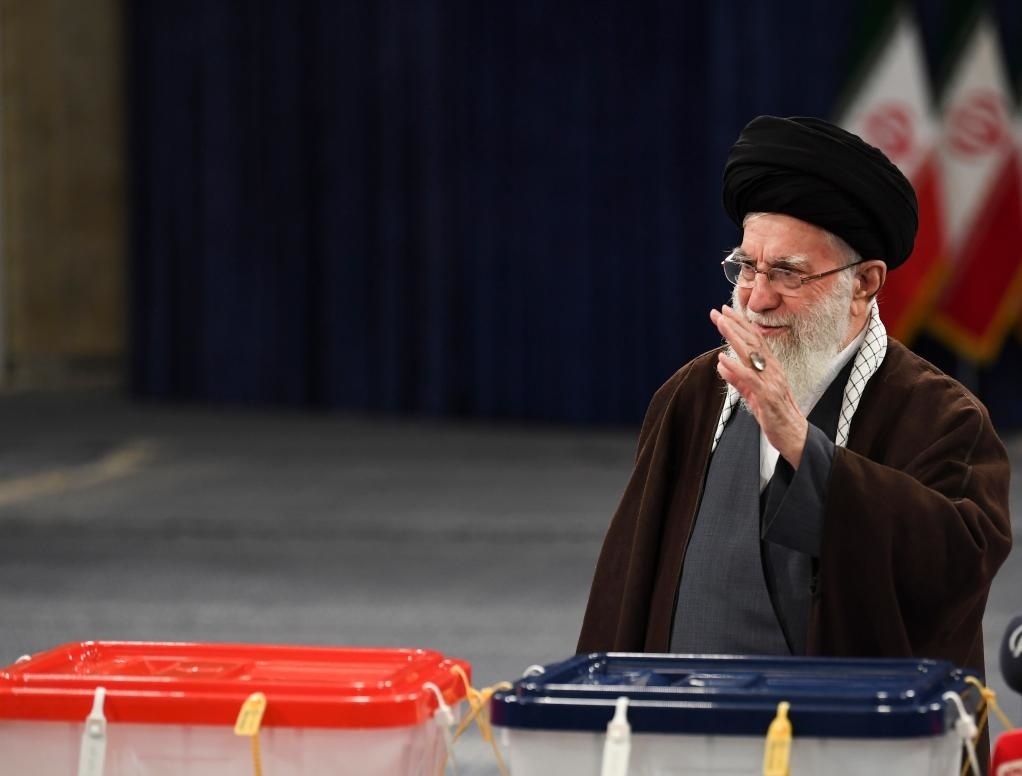 3月1日，在伊朗首都德黑蘭，伊朗最高領(lǐng)袖哈梅內(nèi)伊在設(shè)于領(lǐng)袖府內(nèi)的投票站投票。新華社記者沙達(dá)提攝