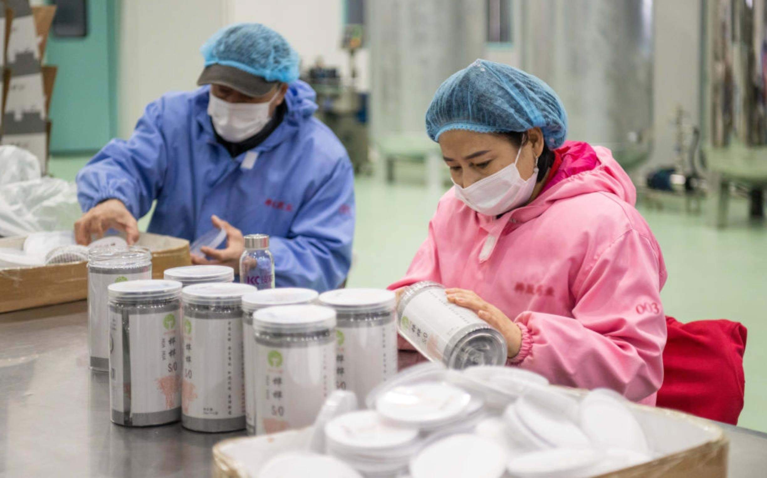 △2024年3月12日，黑龍江伊春一家公司內(nèi)，工作人員在包裝樺樹汁相關(guān)產(chǎn)品。