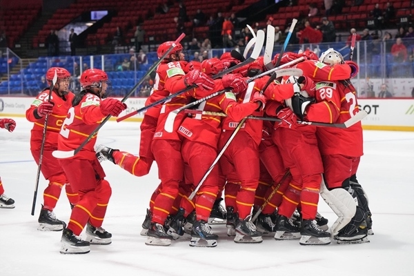 中國隊慶祝比賽勝利。圖片來源：國際冰聯(lián)