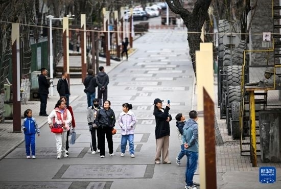4月5日，游客在寧夏石嘴山市大武口洗煤廠工業(yè)遺址公園游覽。新華社記者 馮開華 攝