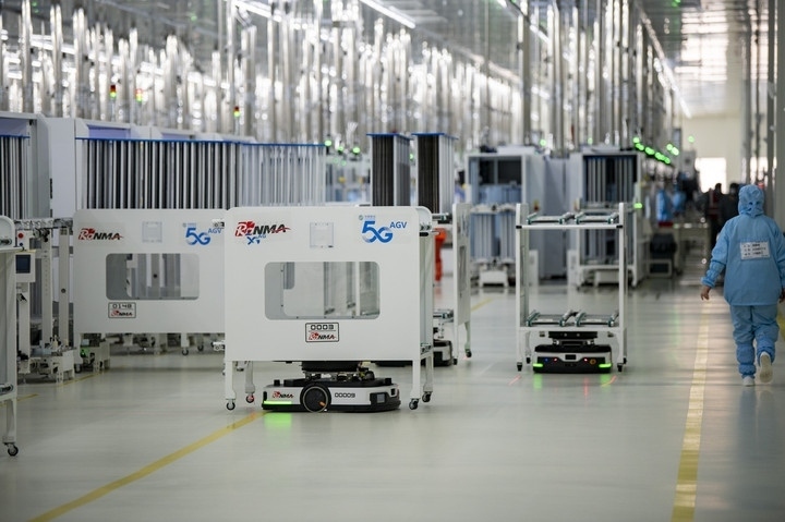 2024年1月10日，在位于浙江省金華市金義新區(qū)的潤馬光能集團(tuán)金華工廠智能化生產(chǎn)車間里，AGV（自動(dòng)導(dǎo)引運(yùn)輸）小車忙碌穿梭在生產(chǎn)單元之間。圖源新華社