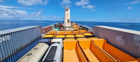 中蘇海運(yùn)直航貨輪在海上行駛。中國駐蘇里南大使館供圖