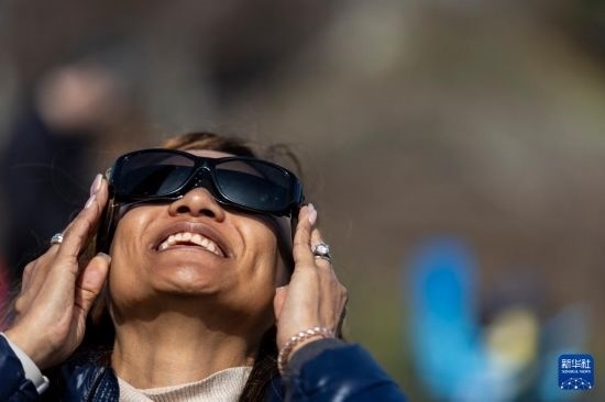 4月8日，一名女子在美國紐約州普拉茨堡觀看日食。新華社發(fā)（文森特·約翰遜攝）