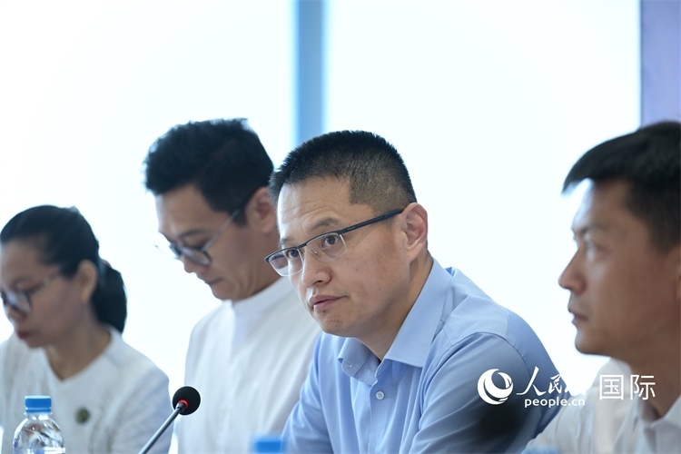 緬甸中國企業(yè)商會會長、工商銀行仰光分行行長劉銘介紹有關情況-人民網記者謝佳君攝