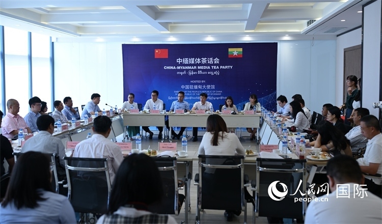 與會媒體和企業(yè)代表圍繞“新質生產力”等話題深入交流-人民網記者謝佳君攝