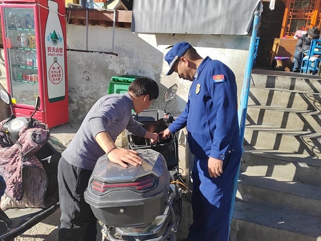拉薩市消防救援支隊(duì)組織開展電動自行車消防安全檢查工作。受訪者供圖