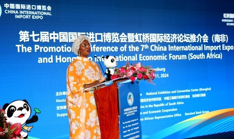 南非貿(mào)易、工業(yè)和競爭部出口促進(jìn)司副總司長馬塔博格致辭。（圖片來源：中國國際進(jìn)口博覽會官微）
