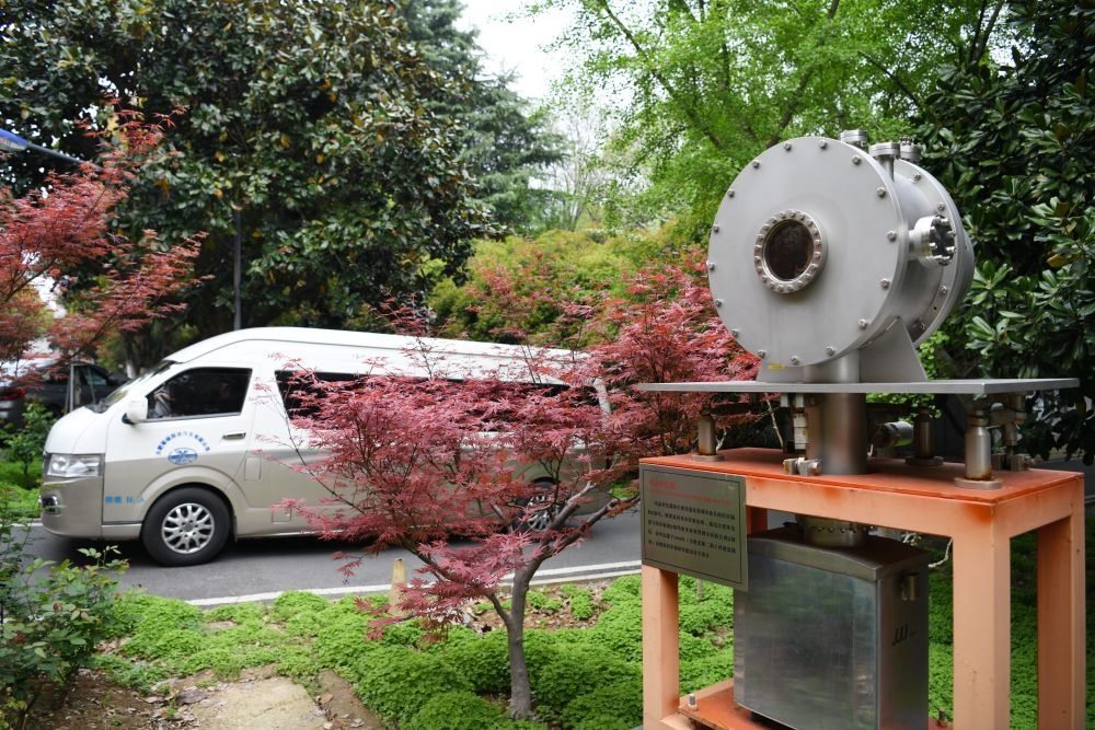 2024年4月6日，在位于安徽合肥的中國科學(xué)技術(shù)大學(xué)，自主研制的原位實驗裝置準(zhǔn)備運往上海光源開展實驗。